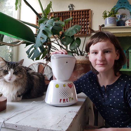 Freya 16 jaar met Afstandsonderwijs Robot AV1