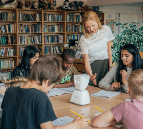 Robot-haalt-zieke-kinderen-uit-isolement-1-696x452-1 Robot-haalt-zieke-kinderen-uit-isolement-1-696x452-1