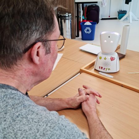 Leraar Lambert geeft les aan AV1-robot