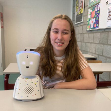 Emma met de AV1Robot die haar plaats inneemt in de klas