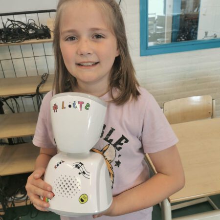 Lotte met haar AV1 robot die onderwijs op afstand mogelijk maakt